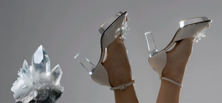 Brautschuhe ivory München, mit transparenten Absätzen und Kristall-Blume