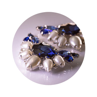 Broschen DUNKELBLAU-PEARL mit silbernem Untergrund