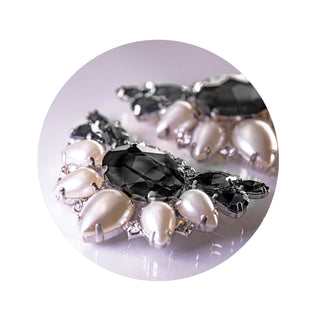 Broschen SCHWARZ-PEARL mit silbernem Untergrund