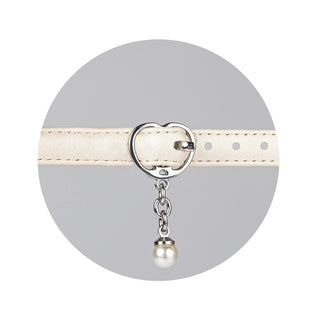 Schnalle in silber als Brezel mit Perle