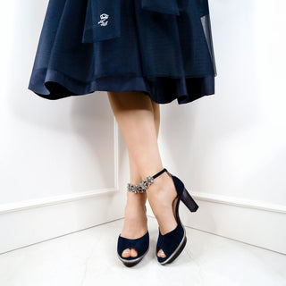 Dunkelblaue bequeme Damenpumps als Schuhe zum Dirndl mit Riemchen und transparentem Blockabsatz sowie Plateau und Perlen-Accessoires.