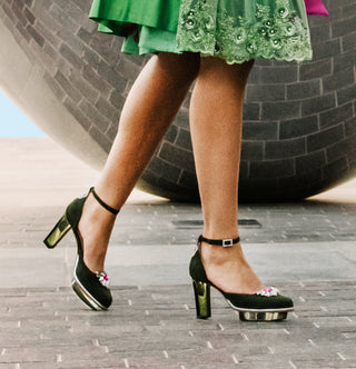 Frau mit gruenem Dirndl und gruenen Schuhen zum dirndl aus Leder mit transparentem Plateau und Riemchen
