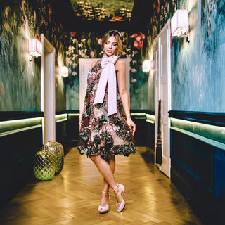 Rosa Pumps mit transparentem Acryl-Absatz und Riemchen zum Abendkleid in München.