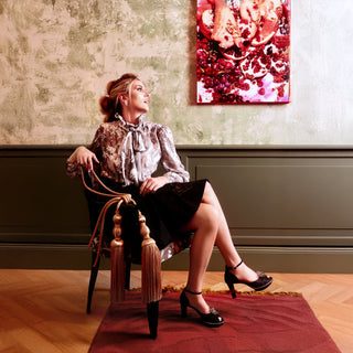 Schwarze Riemchen-Pumps als Abendschuhe für Damen aus Leder mit Kristall-Blüte und transparentem Plexi-/Acryl-Absatz in Victoria Living München.