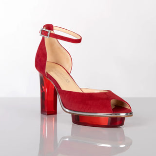 Wunderschöne märchenhafte Cinderellas Schuhe aus rotem Wildleder mit hochwertigem transparenten Absatz und Plateau mit einem Nuss-Logo (inspiriert  aus dem Märchen drei Nüsse für Aschenbrödel) von Cinderellas by Marcela. Es handelt sich um exklusive Cinderellas Peeptoes Riemchenpumps.