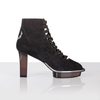 Cinderellas Dirndlschuhe: Noirs als Peeptoes Stiefeletten in schwarz mit silbernen Accessoires BAVARIAN LINE