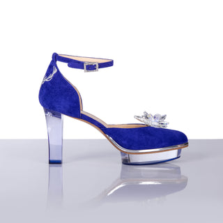 Exklusive Dirndlschuhe in violett mit transparentem Absatz und Plateau mit einer Kristall-Blume in Hologramm als Schuh-Schmuck und Hirschgeweihstickerei, ideal für modebewusste Frauen und zum Dirndl