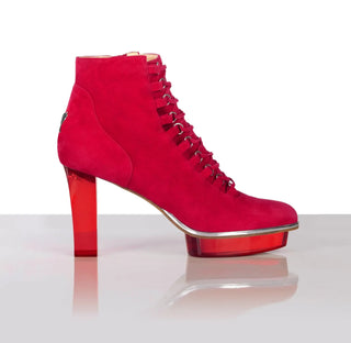 Coole exklusive extravagante Cinderellas Stiefeletten von der Firma Cinderella’s by Marcela in rotem Wildleder mit elegantem Nuss-Logo sowie hochwertigem transparentem rotem Absatz und Plateau. Die Schuhe sind mit silbernen Accessoires verziert, und einer filigranen Schnürchenreihe. Auf den Stiefeletten ist ein Schuhaccessoires aus weissen Steinen. Perfekt geeignet für Oktoberfest- oder gehobene Trachtenevents wie Weisswurstfrühstück.