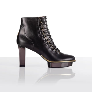 Cinderellas Stiefeletten: Noirs als Stiefeletten in schwarz mit goldenen Accessoires