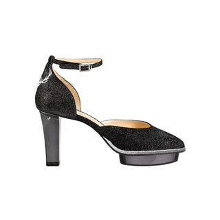 Ein zauberhafter Dirndlschuh als Closetoe Riemchenpump von der Firma Cinderella’s by Marcela in strukturiertem schimmernden schwarzen Rindsleder mit eleganter Hirschgeweihstickerei sowie hochwertigem transparentem schwarzen Absatz und Plateau. Die Schuhe sind mit silbernen Accessoires verziert, und die Schnalle ist mit funkelnden Steinchen veredelt. Perfekt geeignet für Oktoberfest- oder gehobene Trachtenevents.