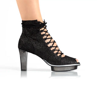 CINDERELLA'S Noirs Peeptoe-Stiefeletten auf weiblichem Fuß aus schimmerndem schwarzem Leder mit funkelndem Absatz, Peeptoe-Schnitt und Schnürung. Komfortabler Blockabsatz mit Plateau, ideal für elegante und rockige Looks.