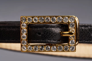 Schwarze Riemchen-Pumps mit gold aus Leder mit transparenten Plexi-Absätzen zum Abendkleid und Ausgehen aus München