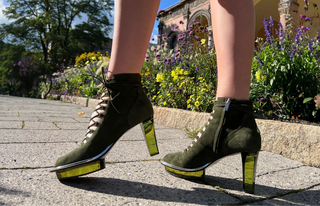 Grüne Schuhe zum Dirndl als Stiefeletten mit Blockabsatz und Plateau aus Leder