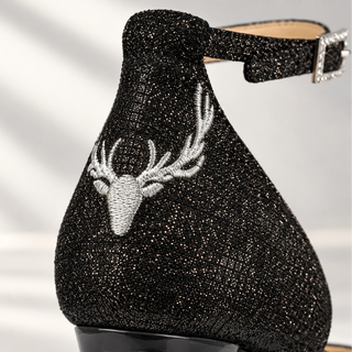 Schwarzer Glitzerpumps von CINDERELLA’S mit transparentem anthrazitfarbenem Blockabsatz, Plateau, Kristallschnalle und silberner Hirschstickerei.