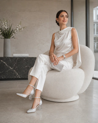 Silberne bequeme Pumps zum weissen outfit mit Blockabsatz und Riemchen.