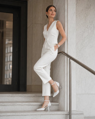 Silberne bequeme Pumps zum weissen outfit mit Blockabsatz und Riemchen.