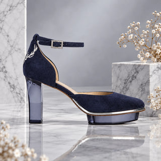 Blaue Dirndlschuhe von CINDERELLA’S – MARINAS Riemchenpumps aus dunkelblauem Wildleder mit Hirschstickerei, transparentem blauem Blockabsatz und Plateau