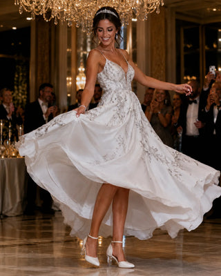 Silberne bequeme Brautschuhe zum Brautkleid mit Blockabsatz und Riemchen.