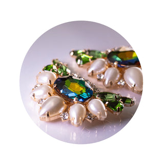 Broschen GRÜN-PEARL mit goldenem Untergrund