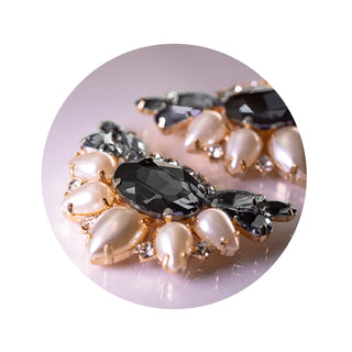 Broschen SCHWARZ-PEARL mit goldenem Untergrund