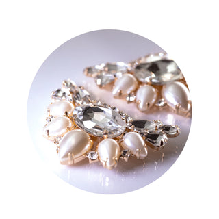 Broschen WEISS-PEARL mit goldenem Untergrund