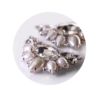 Broschen WEISS-PEARL mit silbernem Untergrund