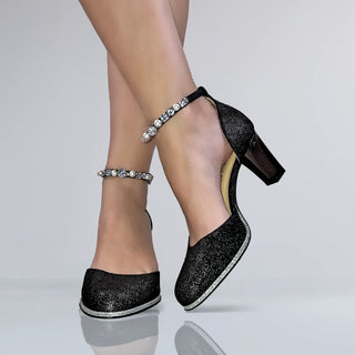 Exklusive schwarze Dirndlschuhe: Elegante Designer-Trachtenpumps für modebewusste Frauen, die auf der Suche nach den perfekten Schuhen zum Dirndl sind.