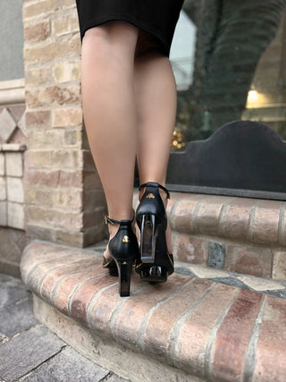 Schwarze Riemchen-Pumps mit gold aus Leder mit transparenten Plexi-Absätzen zum Abendkleid und Ausgehen aus München