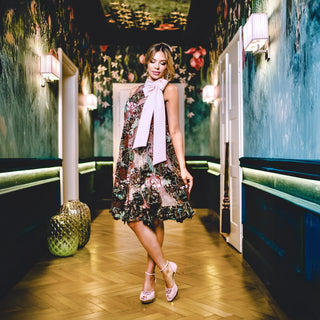 Rosa Pumps mit transparentem Acryl-Absatz und Riemchen zum Abendkleid in München.