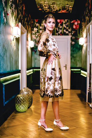 Pumps in Ivory mit Gold für Damen und transparentem Plexi-Absatz zum  Abendkleid.