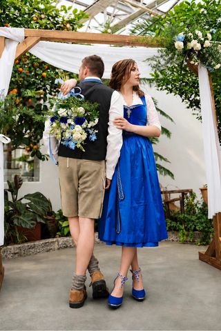 Trachtenpumps für Hochzeit in königsblau und für exklusive Events oder Volksfeste.