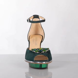 Grüne Riemchen-Pumps mit transparentem Plexi-Absatz zum Abendkleid für Damen.