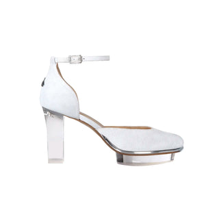Ein zauberhafter Brautschuh als Closetoes Riemchenpump von der Firma Cinderella’s by Marcela iin silber-schimmerndem Rindsleder mit elegantem Nuss-Logo (als Inspiration aus dem Märchen drei Nüsse für Aschenbrödel) sowie hochwertigem transparenten Absatz und Plateau. Die Schuhe sind mit silbernen Accessoires verziert, und die Schnalle ist mit funkelnden Steinchen veredelt. Perfekt geeignet für Hochzeiten sowie alle gehobene Events.