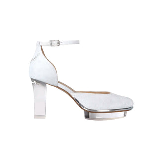 Ein zauberhafter Brautschuh als Closetoe Riemchenpump von der Firma Cinderella’s by Marcela in silber-schimmerndem Rindsleder mit einer filigraner Hirschgeweihstickerei sowie hochwertigem transparenten Absatz und Plateau. Die Schuhe sind mit silbernen Accessoires verziert, und die Schnalle ist mit funkelnden Steinchen veredelt. Perfekt geeignet für Hochzeiten im Dirndl-Stil sowie für Oktoberfest- oder Trachtenevents.
