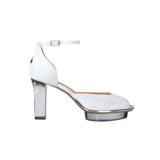 Ein zauberhafter Brautschuh als Peeptoe Riemchenpump von der Firma Cinderella’s by Marcela in silber-schimmerndem Rindsleder mit elegantem Nuss-Logo (als Inspiration aus dem Märchen drei Nüsse für Aschenbrödel) sowie hochwertigem transparenten Absatz und Plateau. Die Schuhe sind mit goldenen Accessoires verziert, und die Schnalle ist mit funkelnden Steinchen veredelt. Perfekt geeignet für Hochzeiten sowie alle gehobene Events.