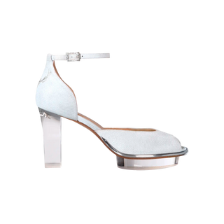 Ein zauberhafter Brautschuh als Peeptoe Riemchenpump von der Firma Cinderella’s by Marcela in silber-schimmerndem Rindsleder mit einer filigraner Hirschgeweihstickerei sowie hochwertigem transparenten Absatz und Plateau. Die Schuhe sind mit silbernen Accessoires verziert, und die Schnalle ist mit funkelnden Steinchen veredelt. Perfekt geeignet für Hochzeiten im Dirndl-Stil sowie für Oktoberfest- oder Trachtenevents.