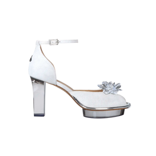 Ein zauberhafter Brautschuh als Peeptoe Riemchenpump von der Firma Cinderella’s by Marcela in silber-schimmerndem Rindsleder mit elegantem Nuss-Logo (als Inspiration aus dem Märchen drei Nüsse für Aschenbrödel) sowie hochwertigem transparenten Absatz und Plateau. Die Schuhe sind mit goldenen Accessoires verziert, und die Schnalle ist mit funkelnden Steinchen veredelt. Perfekt geeignet für Hochzeiten sowie alle gehobene Events.