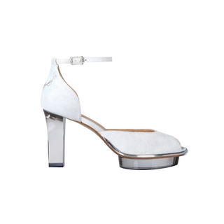 CINDERELLA'S SILVERS als Peeptoes Riemchenpumps in silber mit Brosche in rot-bunt. Ein zauberhafter Brautschuh als Peeptoe Riemchenpump von der Firma Cinderella’s by Marcela in silber-schimmerndem Rindsleder mit einer filigraner Hirschgeweihstickerei sowie hochwertigem transparenten Absatz und Plateau. Die Schuhe sind mit silbernen Accessoires verziert, und die Schnalle ist mit funkelnden Steinchen veredelt. Perfekt geeignet für Hochzeiten sowie alle gehobene Events.