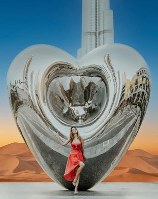 Eine schöne Frau posiert in einem Kleid mit goldenen CINDERELLAS Damenpumps von Cinderellas_by_Marcela in gold in Dubai