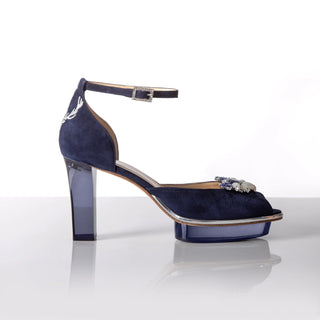 Dunkelblaue bequeme Damenpumps als Schuhe zum Dirndl mit Riemchen und transparentem Blockabsatz sowie Plateau und Perlen-Accessoires.