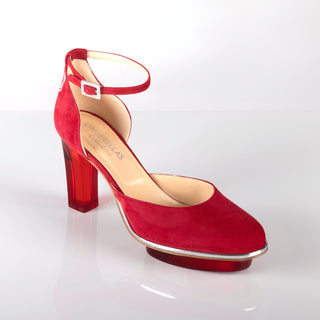 CINDERELLA'S RUBIS Dirndlschuhe als Closetoes Riemchenpumps in rot. Wunderschöne märchenhafte Dirndlschuhe aus rotem Wildleder mit hochwertigem transparenten Absatz und Plateau mit einer Hirschgeweihstickerei von Cinderellas by Marcela. Es handelt sich um exklusive Cinderellas Dirndlschuhe.