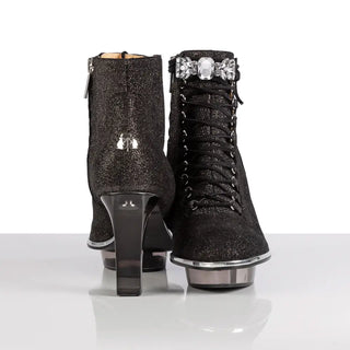 Schwarze Stiefeletten aus Leder mit transparentem Absatz und Plateau für Damen mit Accessoires zum dirndl