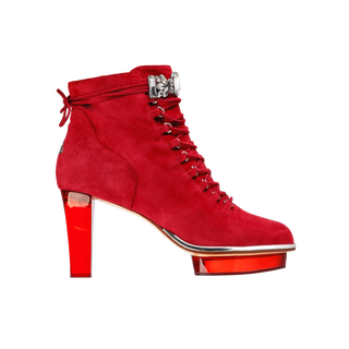 Coole exklusive extravagante Cinderellas Stiefeletten von der Firma Cinderella’s by Marcela in rotem Wildleder mit elegantem Nuss-Logo sowie hochwertigem transparentem rotem Absatz und Plateau. Die Schuhe sind mit silbernen Accessoires verziert, und einer filigranen Schnürchenreihe. Auf den Stiefeletten ist ein Schuhaccessoires aus weissen Steinen. Perfekt geeignet für Oktoberfest- oder gehobene Trachtenevents wie Weisswurstfrühstück.