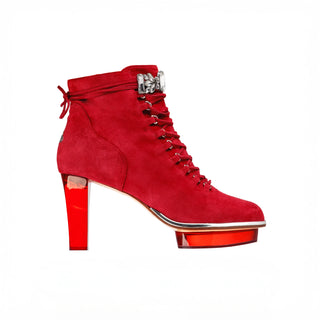 Coole exklusive extravagante Cinderellas Stiefeletten von der Firma Cinderella’s by Marcela in rotem Wildleder mit elegantem Nuss-Logo sowie hochwertigem transparentem rotem Absatz und Plateau. Die Schuhe sind mit silbernen Accessoires verziert, und einer filigranen Schnürchenreihe. Auf den Stiefeletten ist ein Schuhaccessoires aus weissen Steinen. Perfekt geeignet für Oktoberfest- oder gehobene Trachtenevents wie Weisswurstfrühstück.