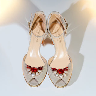 CINDERELLAS Dirndlschuhe Riemchenpumps Peeptoes in gold Goldis für Oktoberfest mit Brosche in pearl-rot