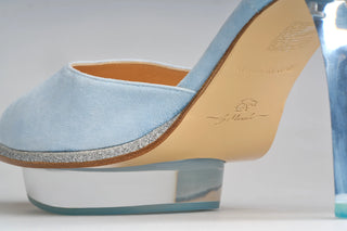 Hellblaue Designer Pumps aus Leder mit transparentem Plexi-Absatz, auch als Brautschuhe geeignet aus München
