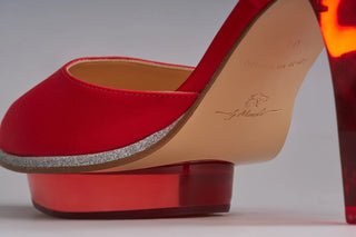 Rote Pumps als high heels mit transparentem Plexi-Absatz für Damen zum Abendkleid