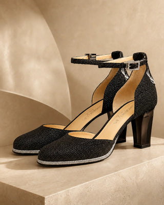 Exklusive schwarze Dirndlschuhe: Elegante Designer-Trachtenpumps mit Schuh-Schmuck für modebewusste Frauen, die auf der Suche nach den perfekten Schuhen zum Dirndl sind.
