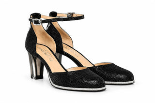 Exklusive schwarze Dirndlschuhe: Elegante Designer-Trachtenpumps mit Schuh-Schmuck für modebewusste Frauen, die auf der Suche nach den perfekten Schuhen zum Dirndl sind.