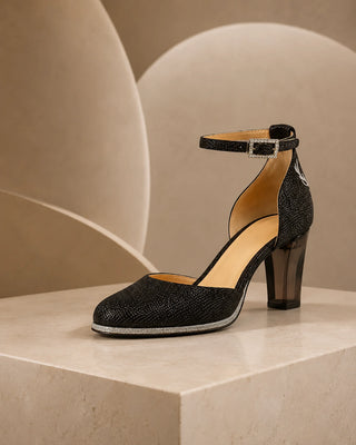 Exklusive schwarze Dirndlschuhe: Elegante Designer-Trachtenpumps mit Schuh-Schmuck für modebewusste Frauen, die auf der Suche nach den perfekten Schuhen zum Dirndl sind.